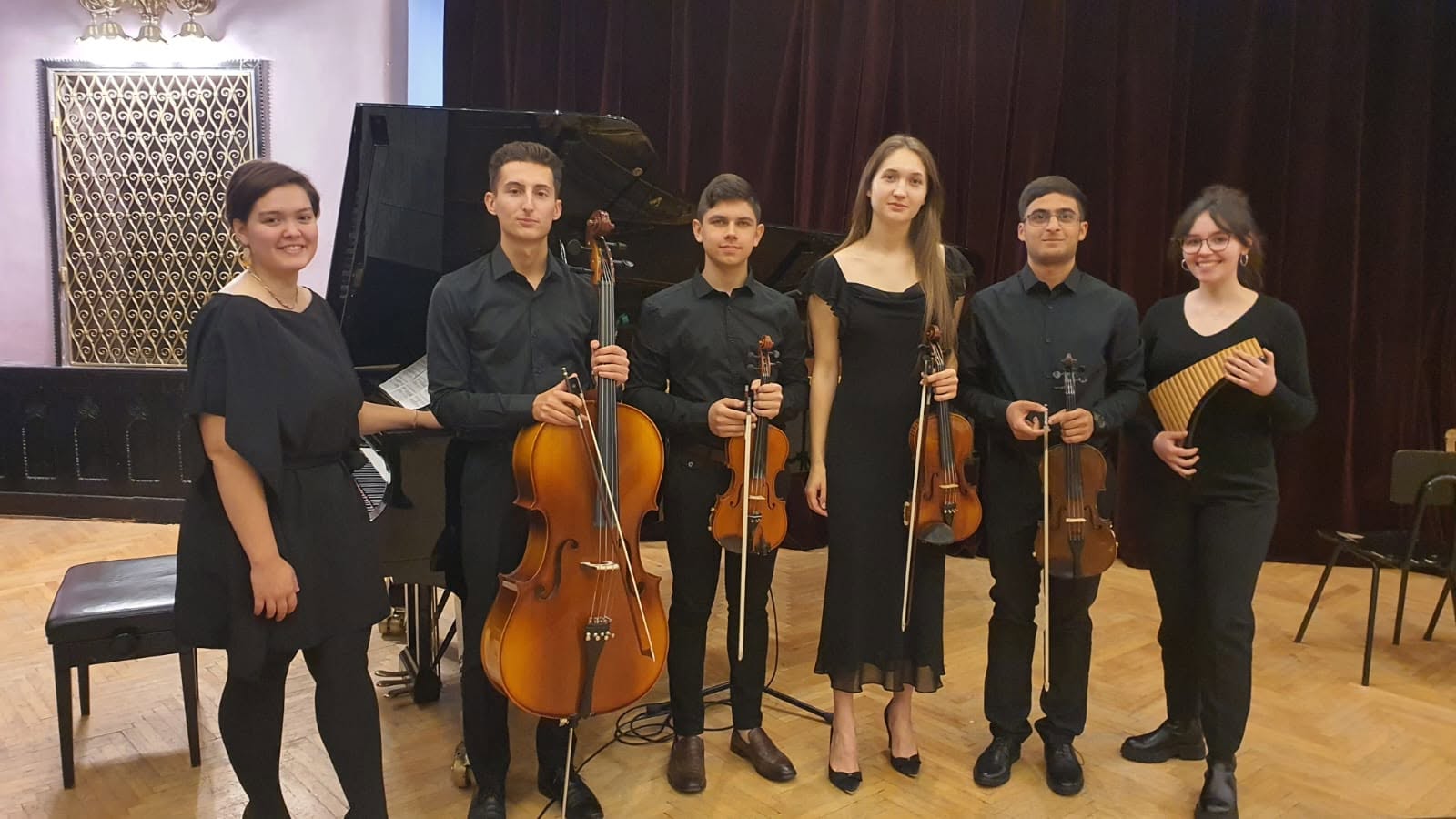 Prima echipă de instrumentiști a Orchestrei UMFST, la Palatul Culturii din Târgu Mureș, la deschiderea anului universitar 2022–2023